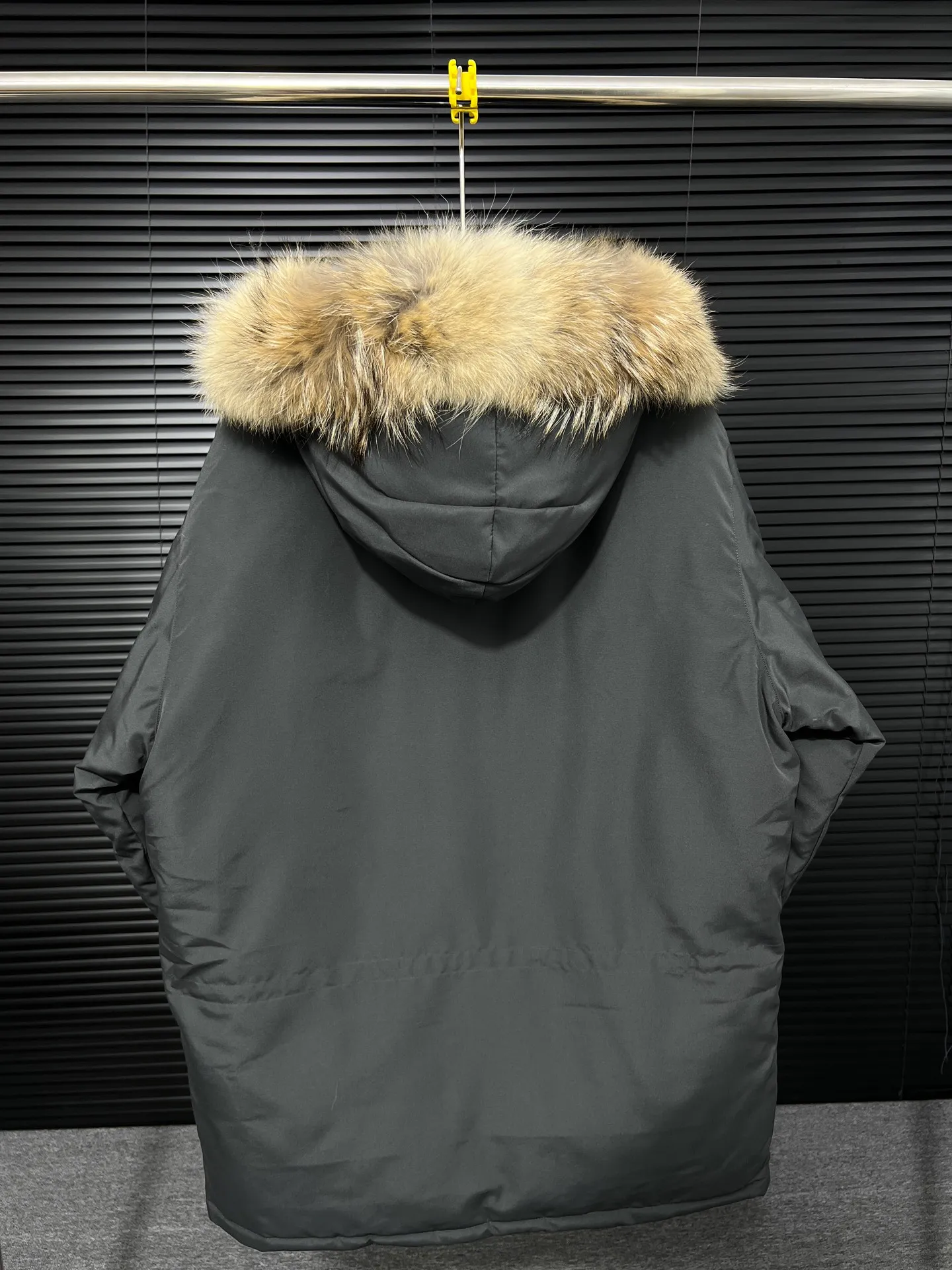P780 🆕 Top original version, supports chip sensor with handbag 𝗖𝗮𝗻𝗮𝗱𝗮 𝗚𝗼𝘀𝗲 / 🇨🇦 Canada Goose 08 Down Jacket ⚠️ Partners who have been cooperating with us in the past few years know that no matter what is produced outside, our pure genuine trading company ships ❗️ After the test of time, we have received rave reviews. You can compare the market products with us. If you are not satisfied, you can return it at will. You are also welcome to come to ZG to see it and then come to my home to buy‼  1⃣️ The filling is 80% white duck down, with a weight of 500g. Regarding the down content, you can feel it with your hands. Good down has no embarrassment and can be called a walking duvet! 2⃣️ The fabric is made of Feather-Light 10D waterproof coating fabric, which is made of 84.5 polyester fiber and 15.5 cotton. The surface is treated with a special Teflon protective coating produced by DuPont to prevent wind and splash water, and makes the clothing anti-pollution and long-lasting new features! 3⃣️ One-piece seamless cuffs, 13cm official length, all seals are stamped, and all the inner liner is hemmed. The overcoat means sewing all the inner liner once. On the one hand, it is to prevent the velvet from running off, and on the other hand, it can keep the stiffness of the clothes! 4⃣️ Original Yoshida Kogyo Kabushikigaisha zipper, top-grade zinc alloy electroplated zipper with the highest specifications, using precise Japanese craftsmanship, raw materials and management methods. Each zipper can withstand 100,000+ openings and closings 5⃣️ The detachable fur collar is made of top-grade imported wolf fur, which is not comparable to the loose and soft raccoon fur and fake fur on the market. It is a natural Siberian coyote fur collar. The delicate and strong feel is the sense of life that comes from the erosion of wind and frost in nature. 6⃣️ Main logo double-thread 9-needle locking stranded embroidery, electronic digital automatic embroidery, maple leaves with sharp edges. Size: XS-XXL Color: black, off-white, graphite gray, sapphire blue Dark Blue Pink Azure Graphite Gray Black Label Shoulder Width Chest Sleeve Length Clothes Length Recommended Weight kg 67 87 80-90 2XL 58 136 69 89 90-105